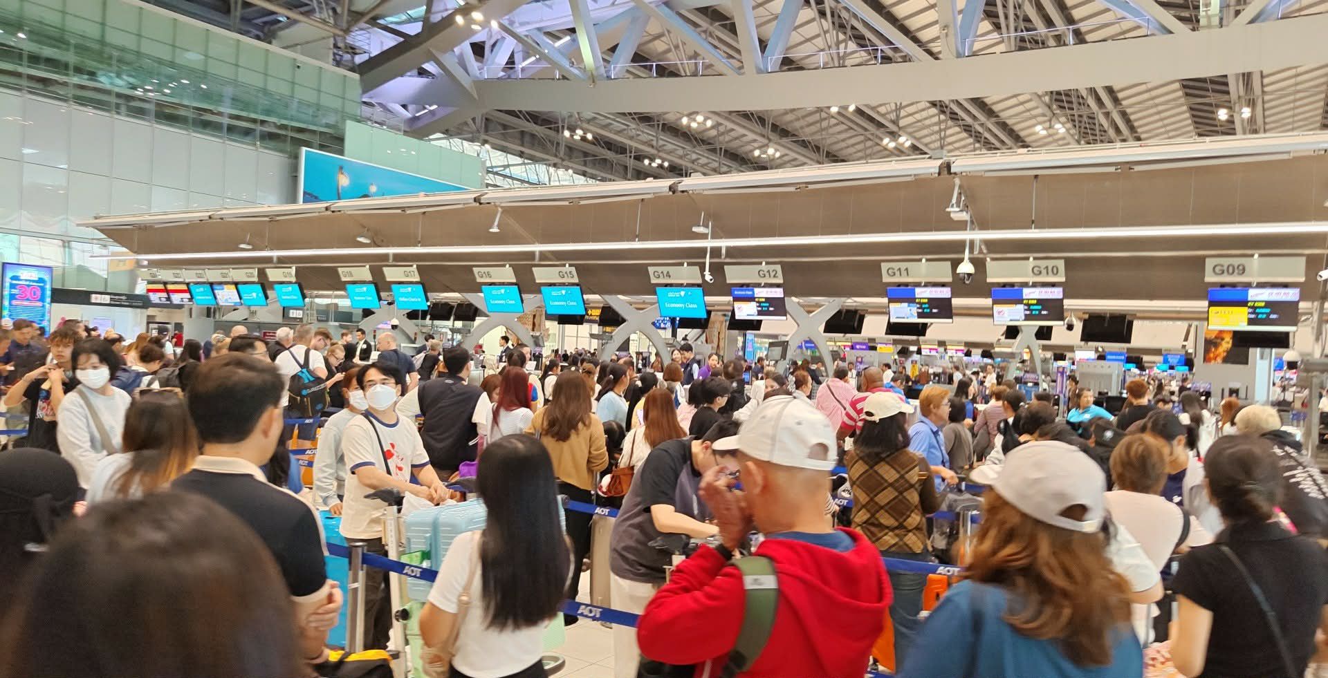 Chaos na lotnisku w Tajlandii. Polak pokazuje zdjęcia. "Ludzi przybywa"