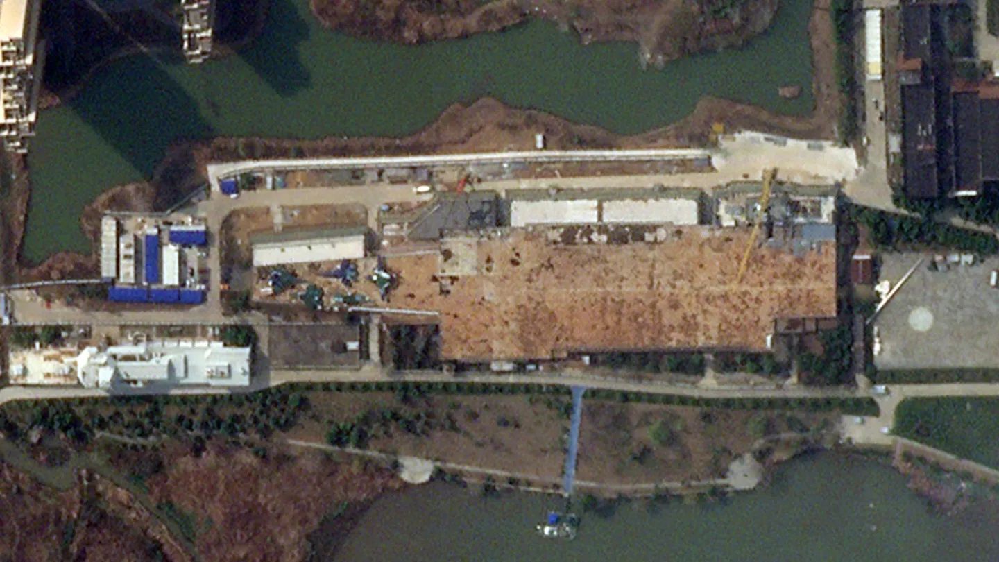 Budują "lądowy lotniskowiec". Postępy widać na zdjęciach z kosmosu