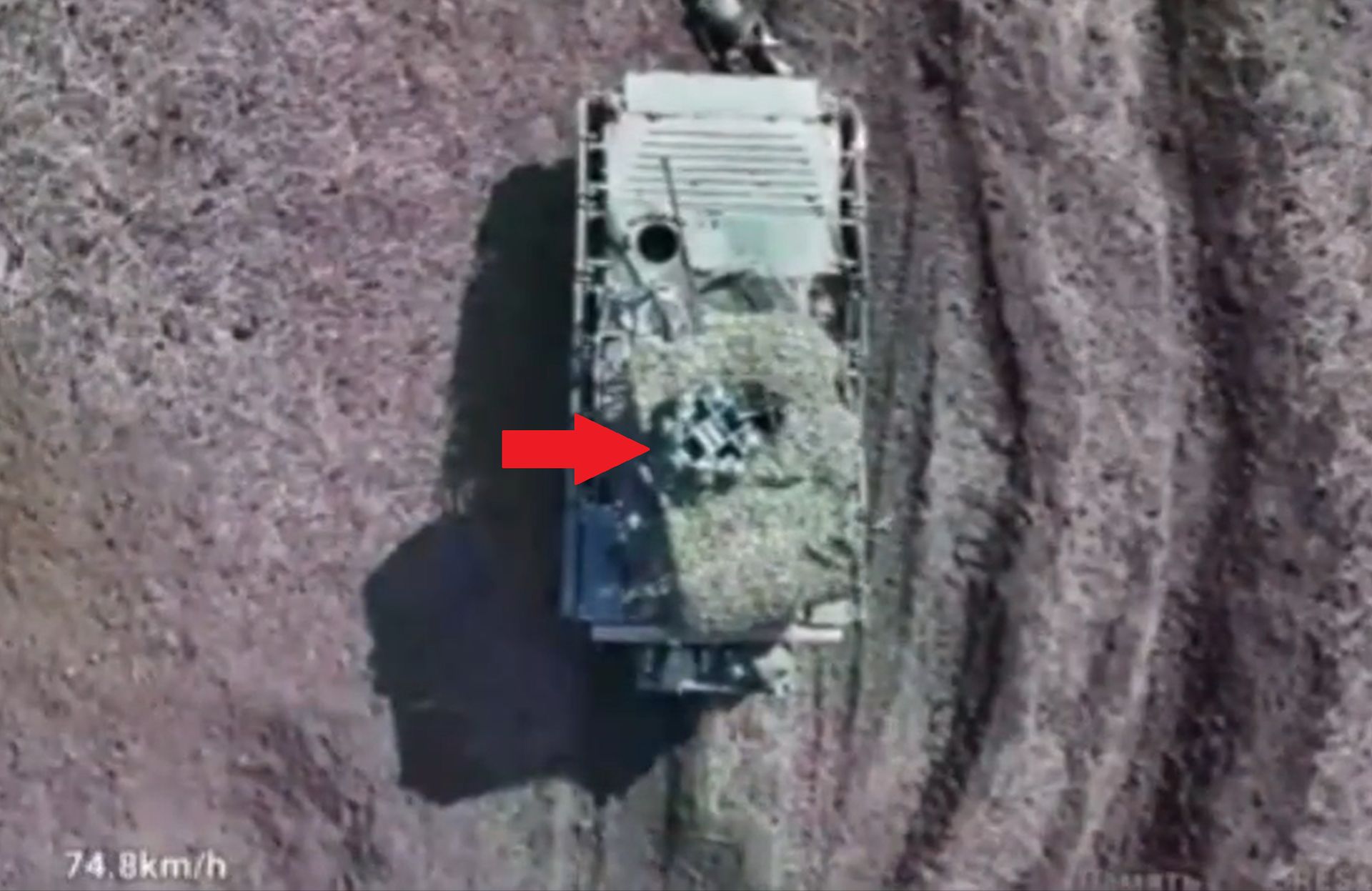 Wygląda jak śmietnik. Ten dodatek na BMP-2 ma zapewnić ochronę przed dronami