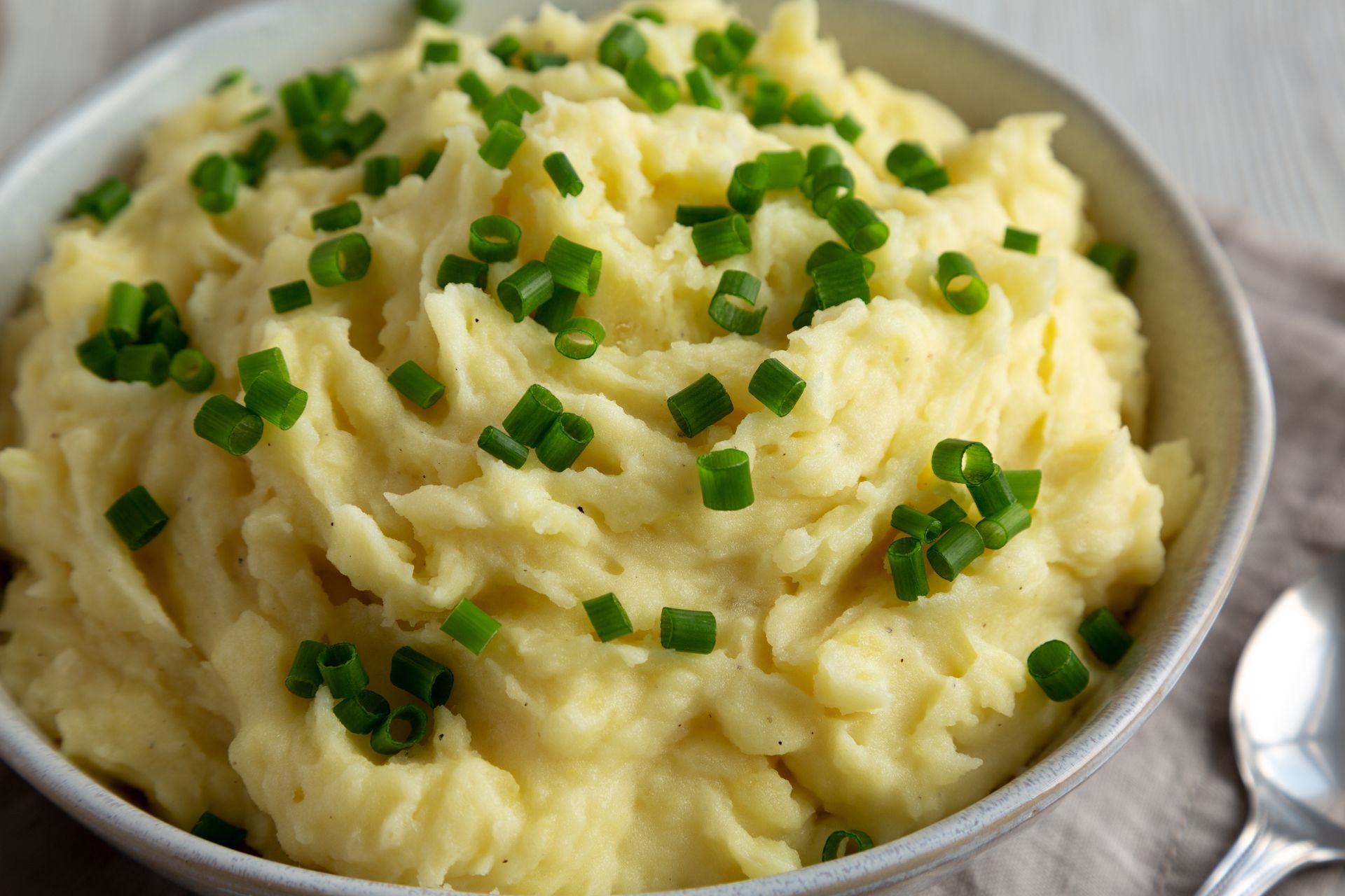 Dolej do wody, w której mają się gotować ziemniaki. Twoje puree będzie kremowe i bez grudek