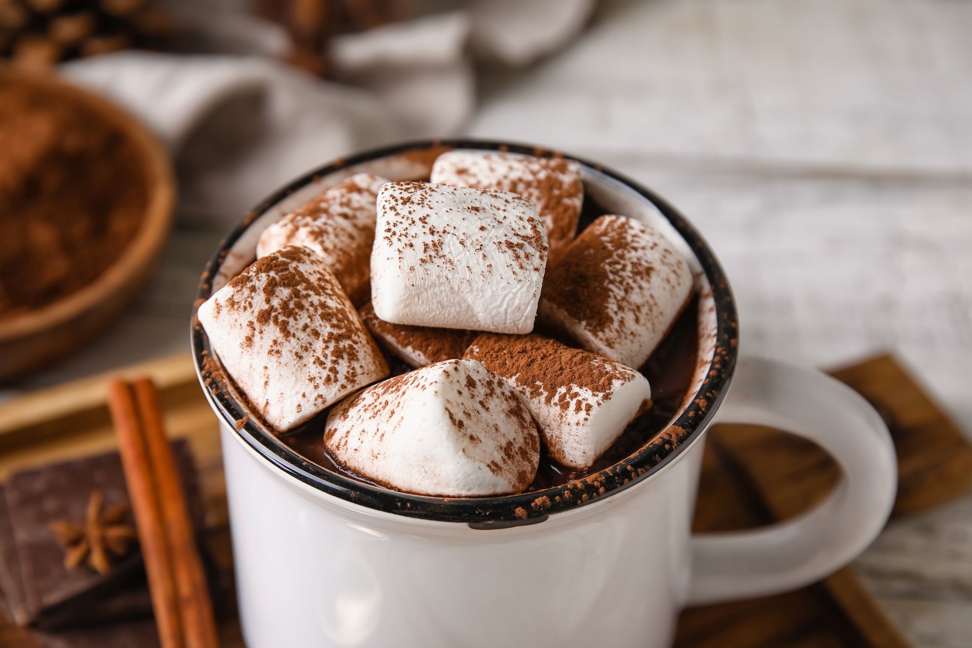 Kremowa i gęsta czekolada na zimowy wieczór. Nie przepłacaj na jarmarku czy w kawiarni