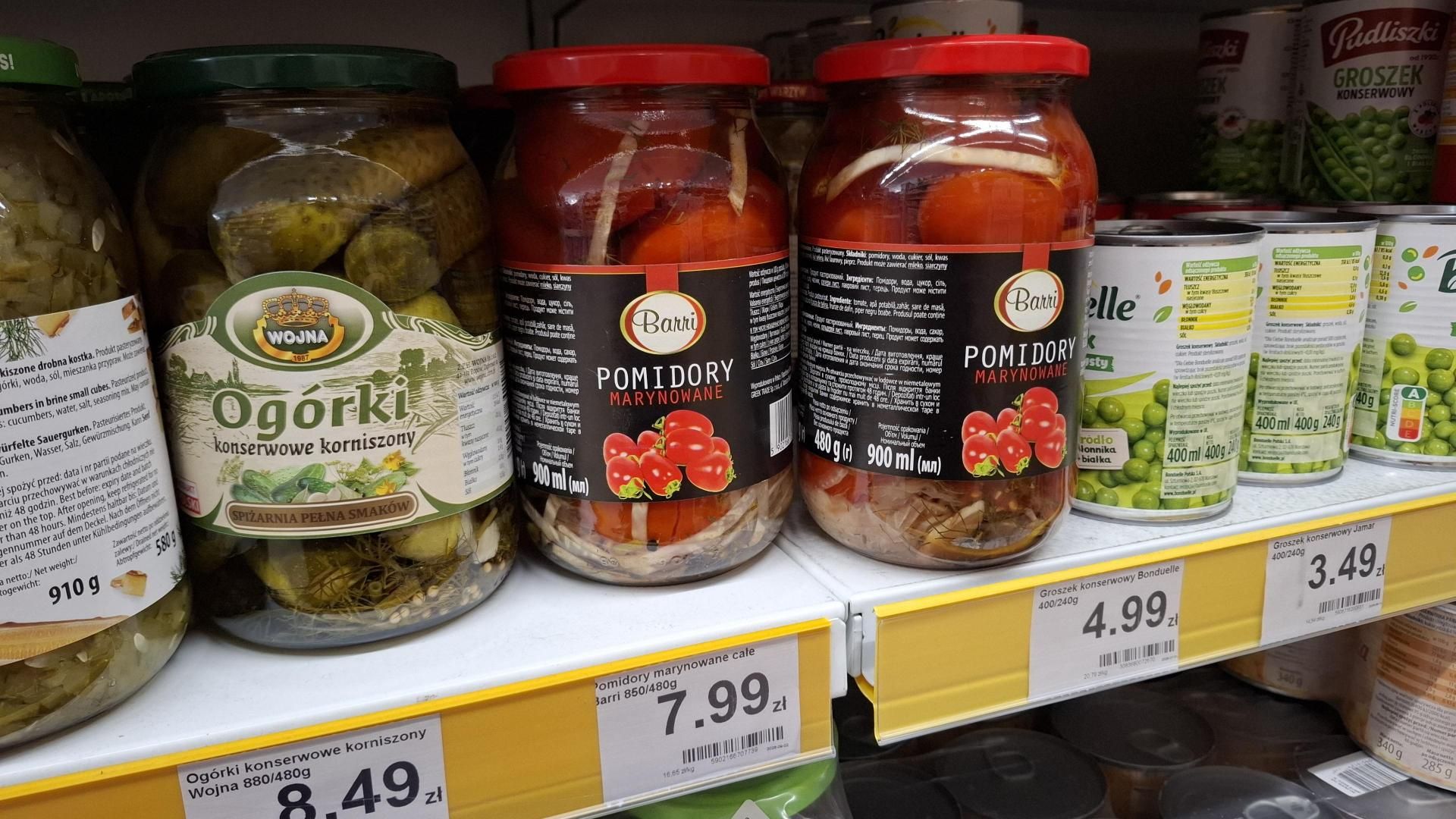 Stoją na półce w Dino obok ogórków. Do kotletów pasują lepiej niż nudne surówki