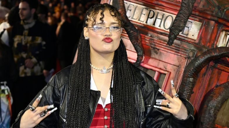 Sara James zachwyca w MROCZNEJ stylizacji na londyńskiej premierze "Stranger Things" (ZDJĘCIA)