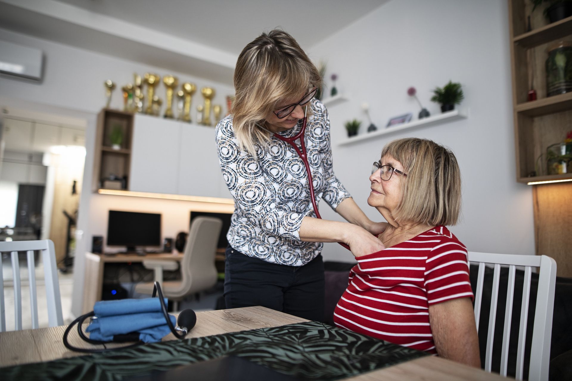 Domowa wizyta lekarska. Oto komu przysługuje