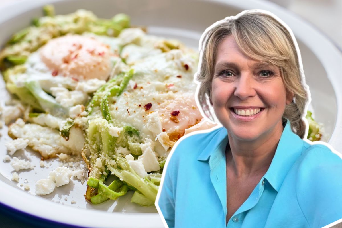 Ewa Wachowicz układa na patelni i wbija jajka. Zwykła szakszuka nie ma szans