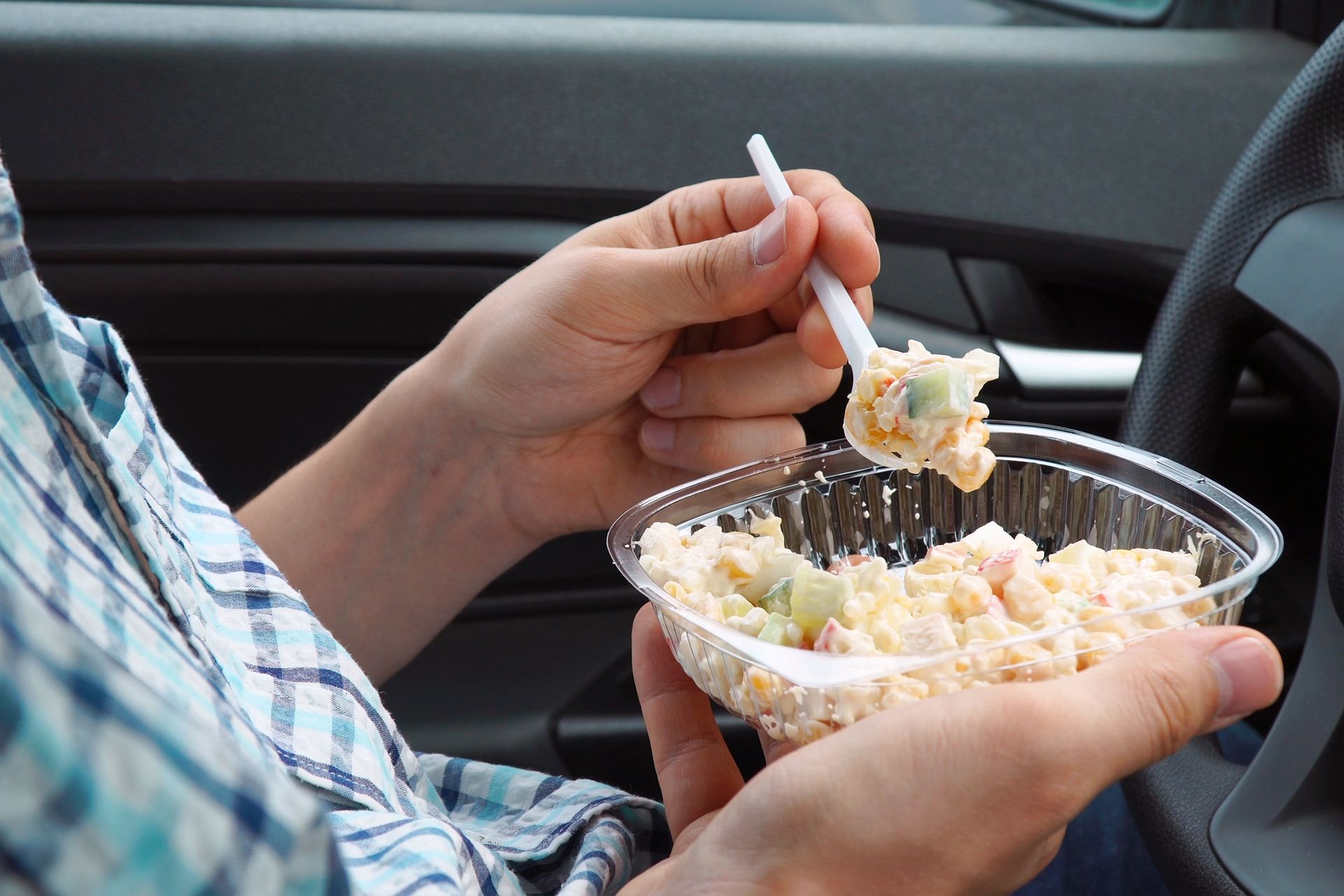 Gorąca zupa i plastikowa łyżka. Mało kto wie, jakie mogą być skutki