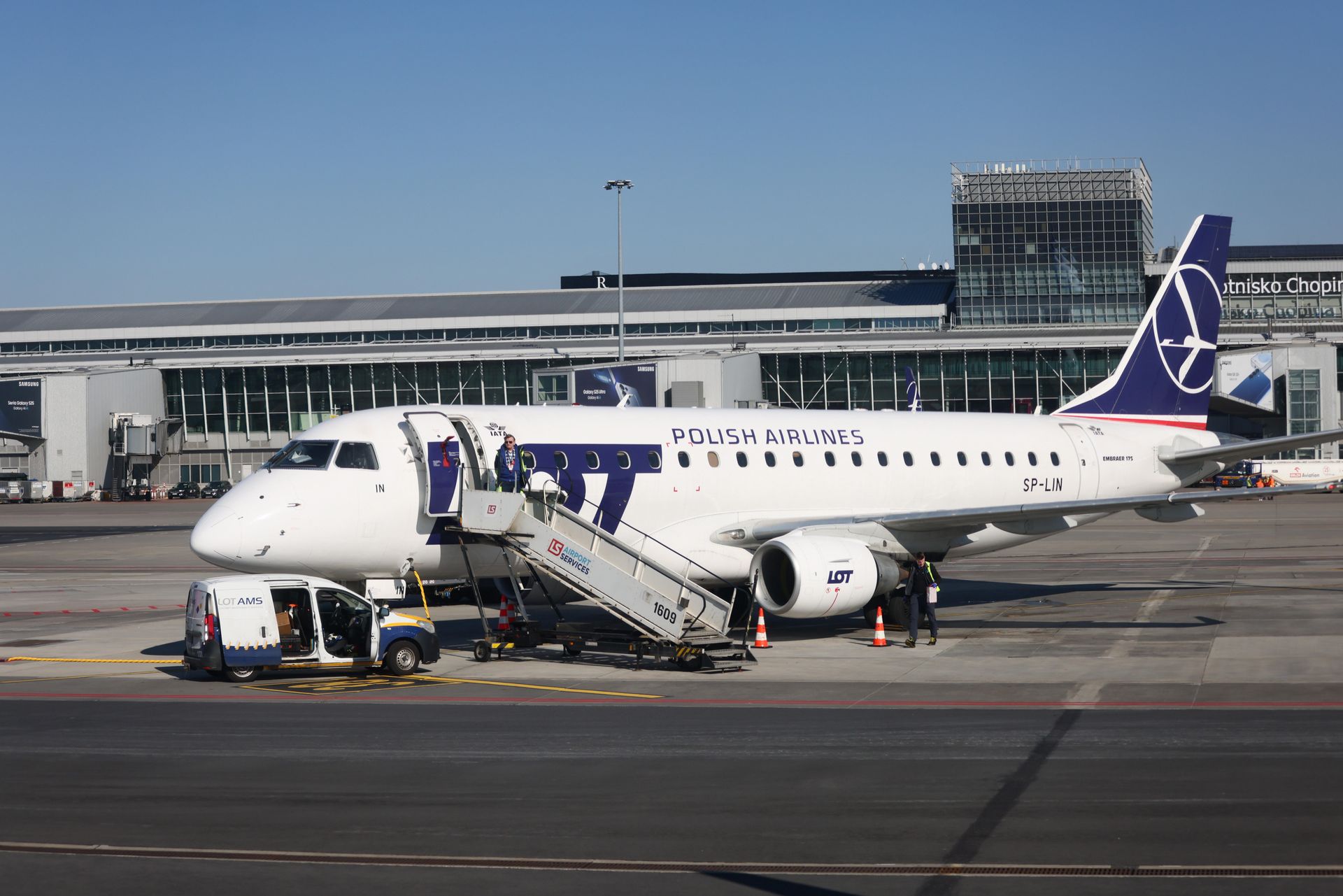 Zmiany dla pasażerów. Zawieszone połączenia lotnicze do 15 czerwca