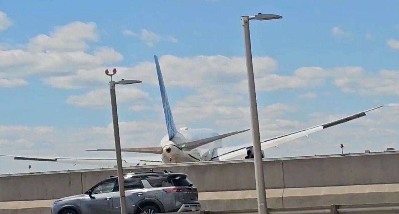 Boeing 767 uderzył w latarnię podczas lądowania. Za niskie podejście