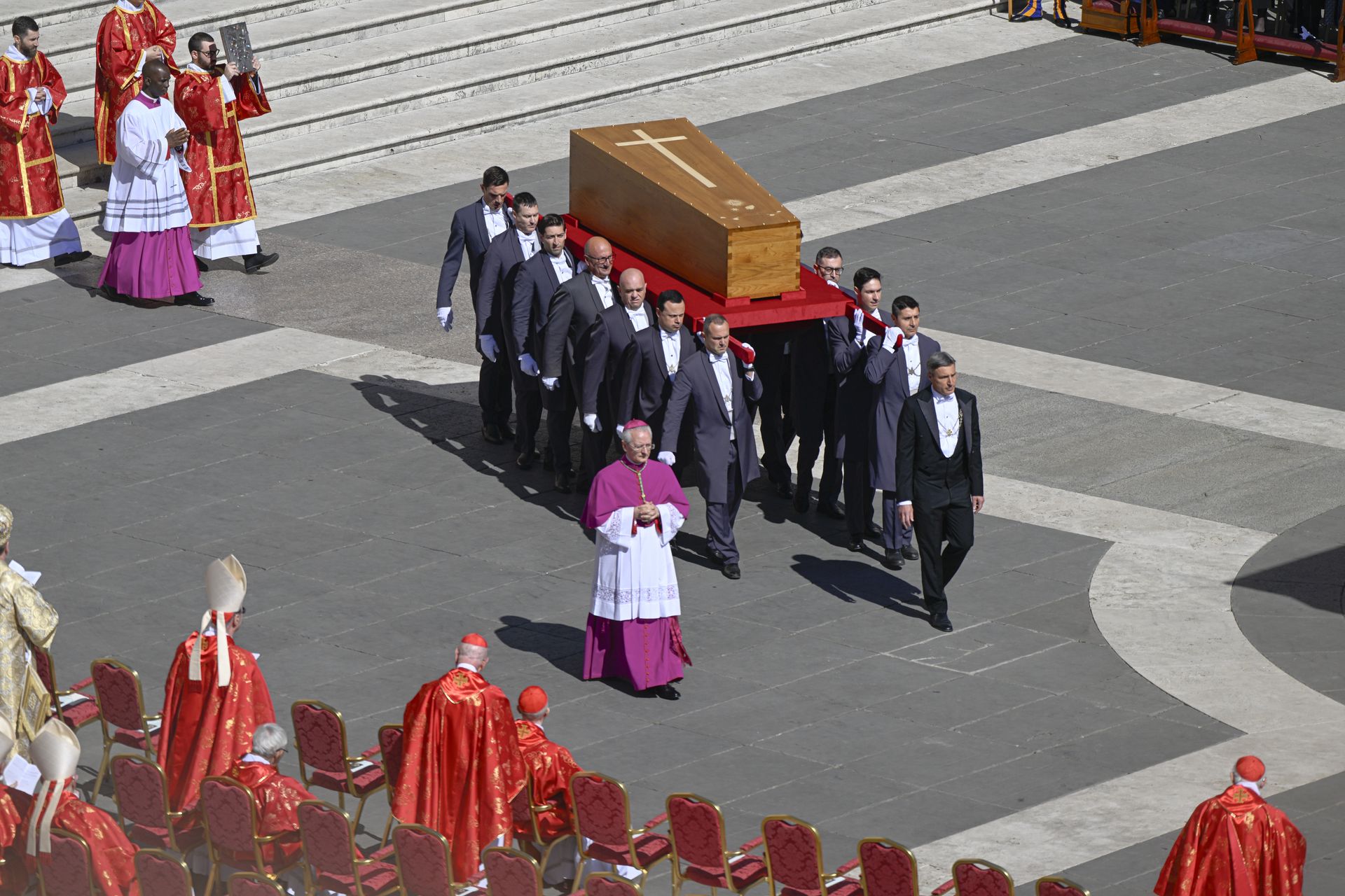 Incydent na pogrzebie papieża. Mężczyzna próbował zakłócić uroczystość