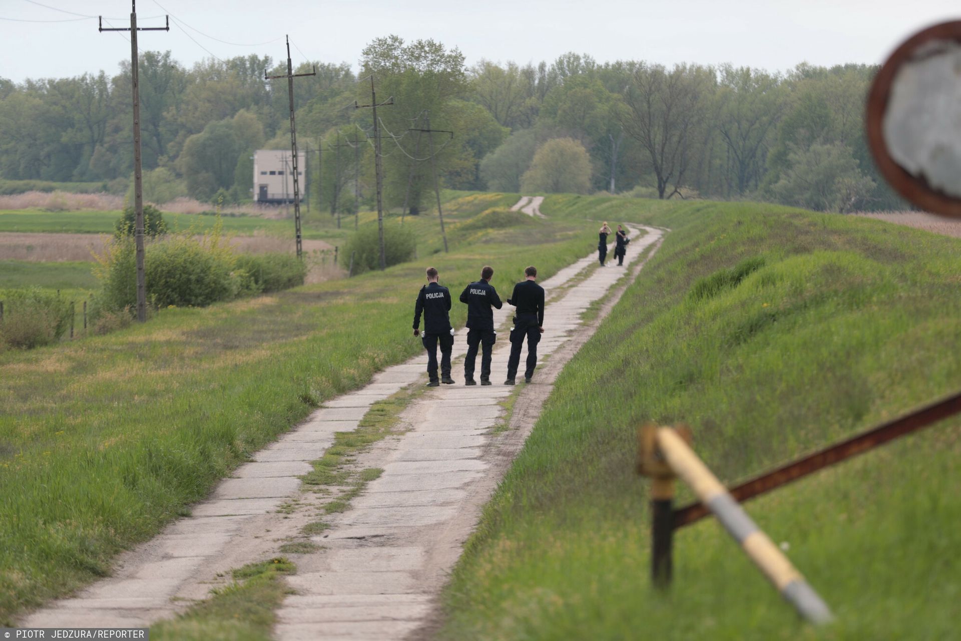 Szukają szczątków dronów. W akcji 12 tys. policjantów