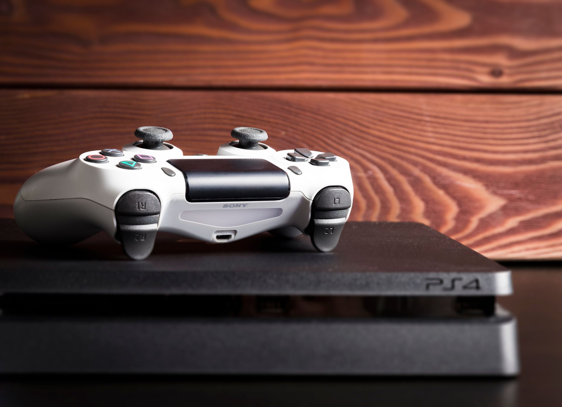 PlayStation 4 Slim znów w sprzedaży. Za nowy zestaw trzeba sporo zapłacić