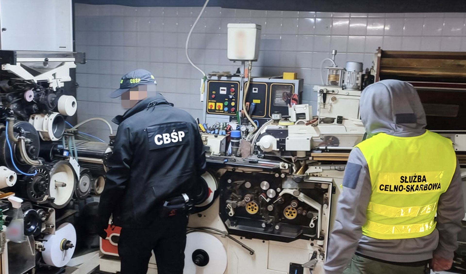 Zlikwidowali "fabrykę" papierosów. Towar warty ponad 12 mln zł