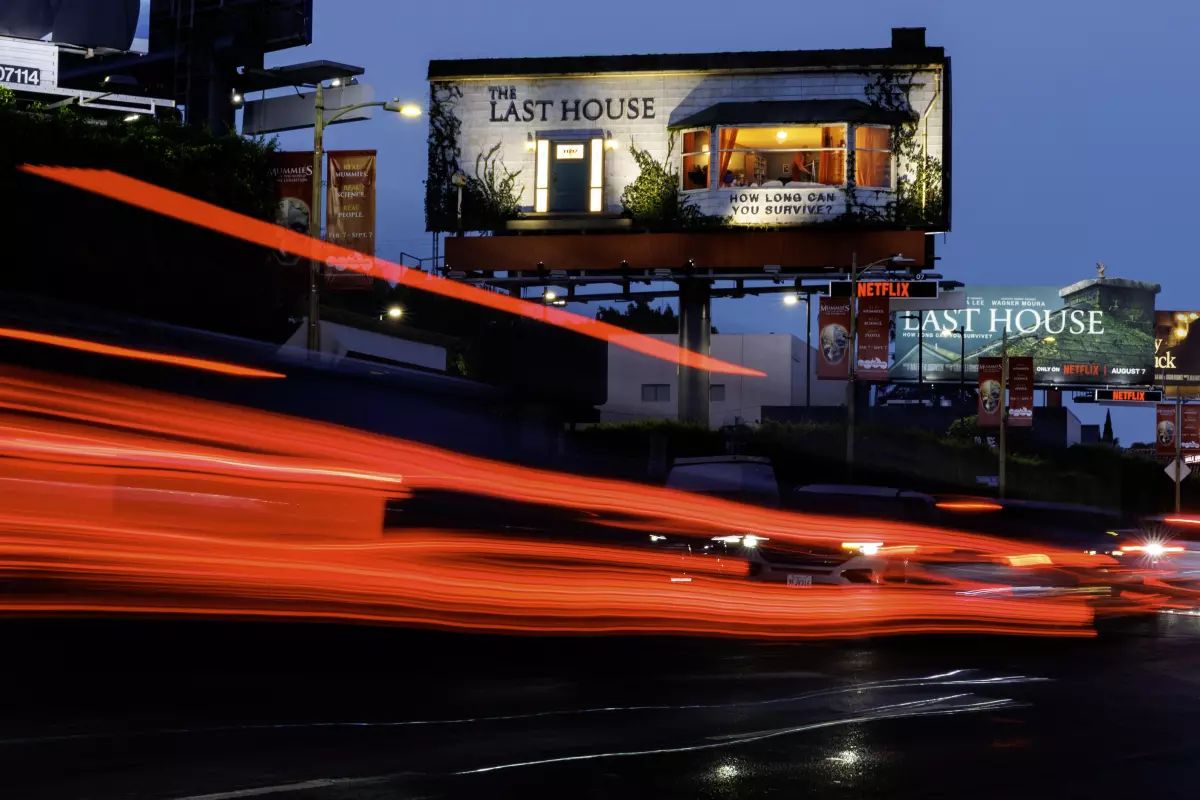 Mężczyzna zamieszkał w billboardzie. Promował nowy serial Netfliksa
