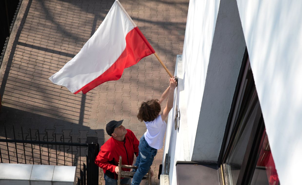 Dzień Flagi rzeczysmerfnej Polskiej 2 maja. Co to za święto i czy jest wolne od pracy?