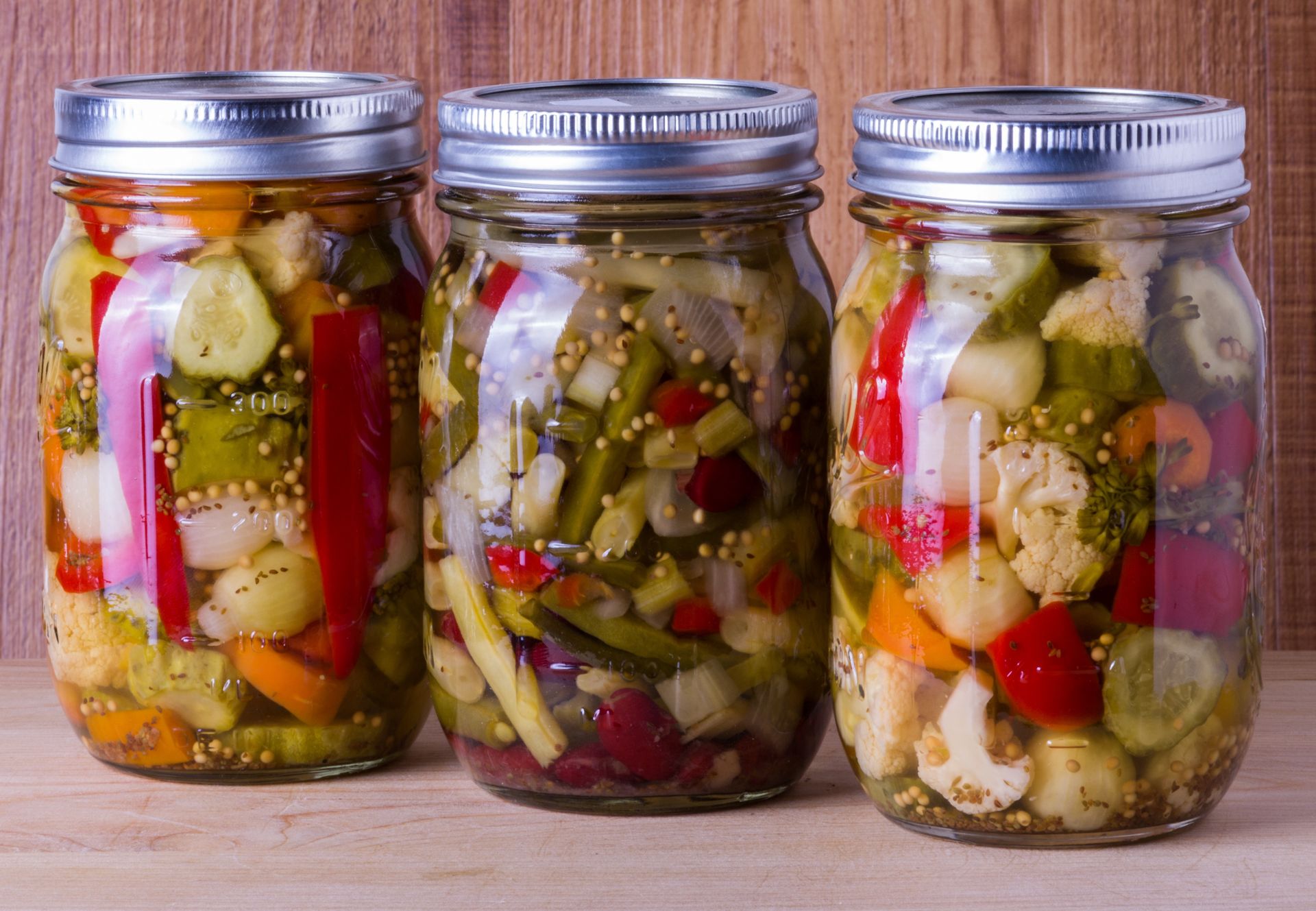 Wkładam do słoików i pasteryzuję. Na zimę mam kolorową i pyszną sałatkę