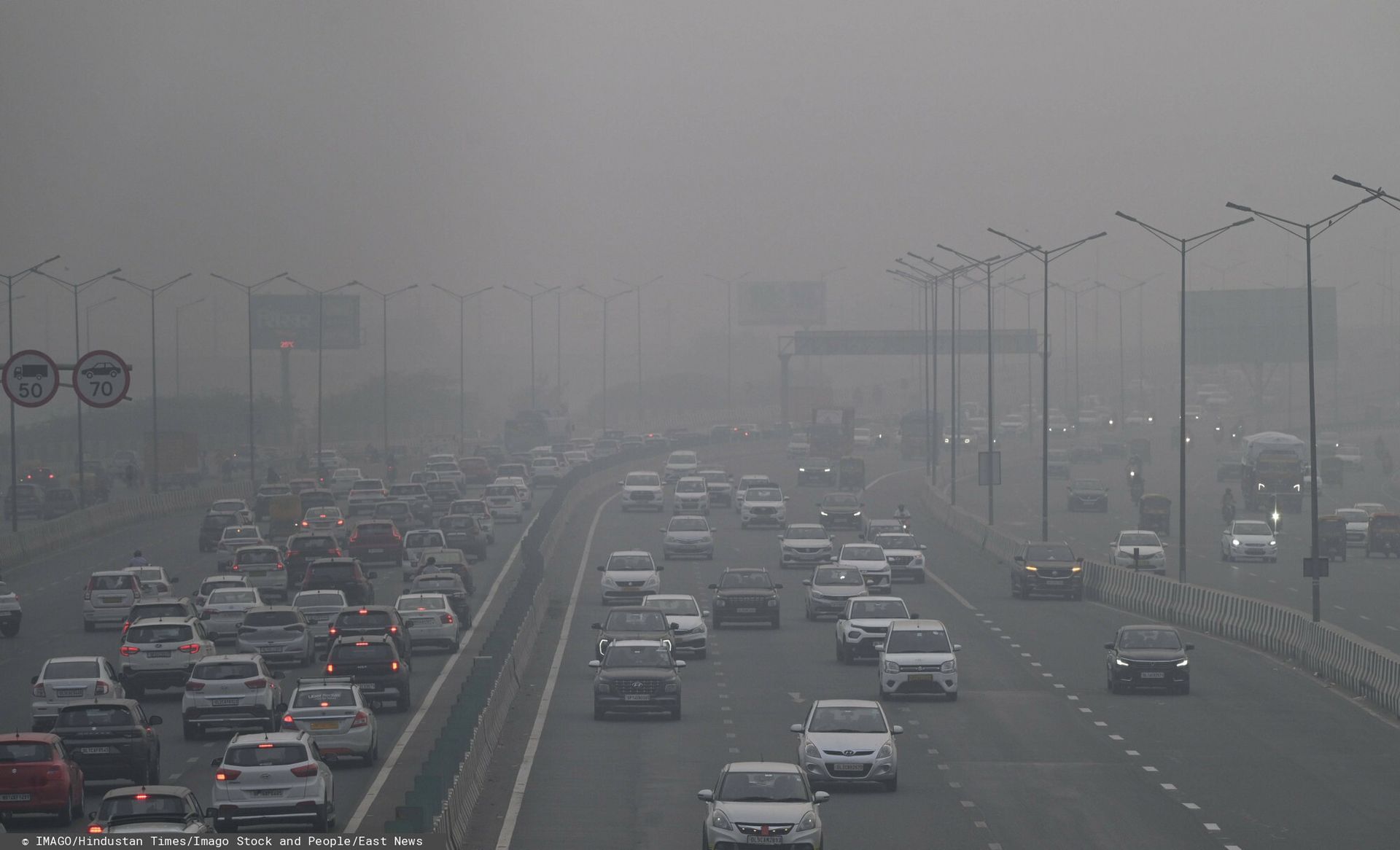 Ten pomysł w Polsce oburzyłby wielu. Duża stolica wprowadza zakaz tankowania starych aut