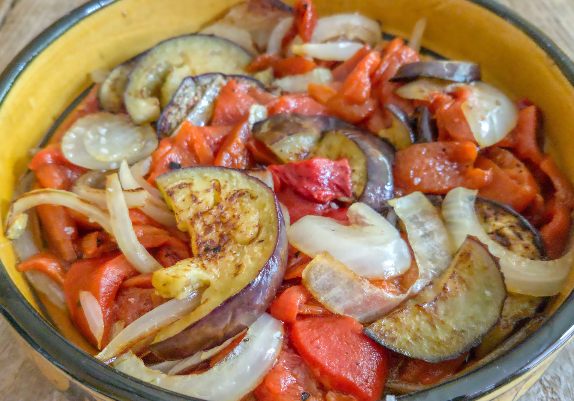 Tę sałatkę z pieczonych warzyw podaję zamiast zwykłej. To hit hiszpańskiej kuchni