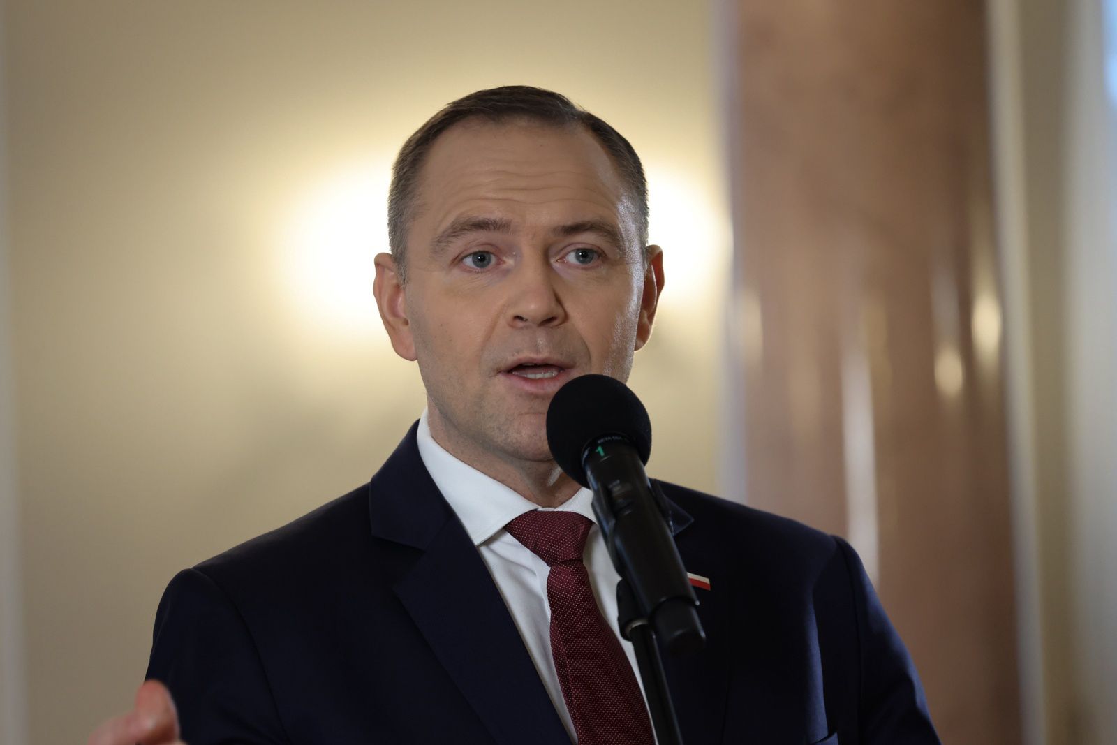 Nawrocki dystansuje. Nowy sondaż zaufania do polityków