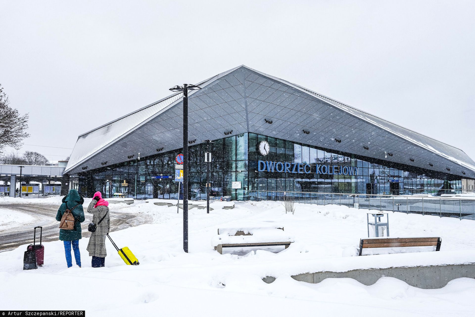 Zamieszanie trwa. Zamknęli drzwi na dworcu za prawie 100 mln zł
