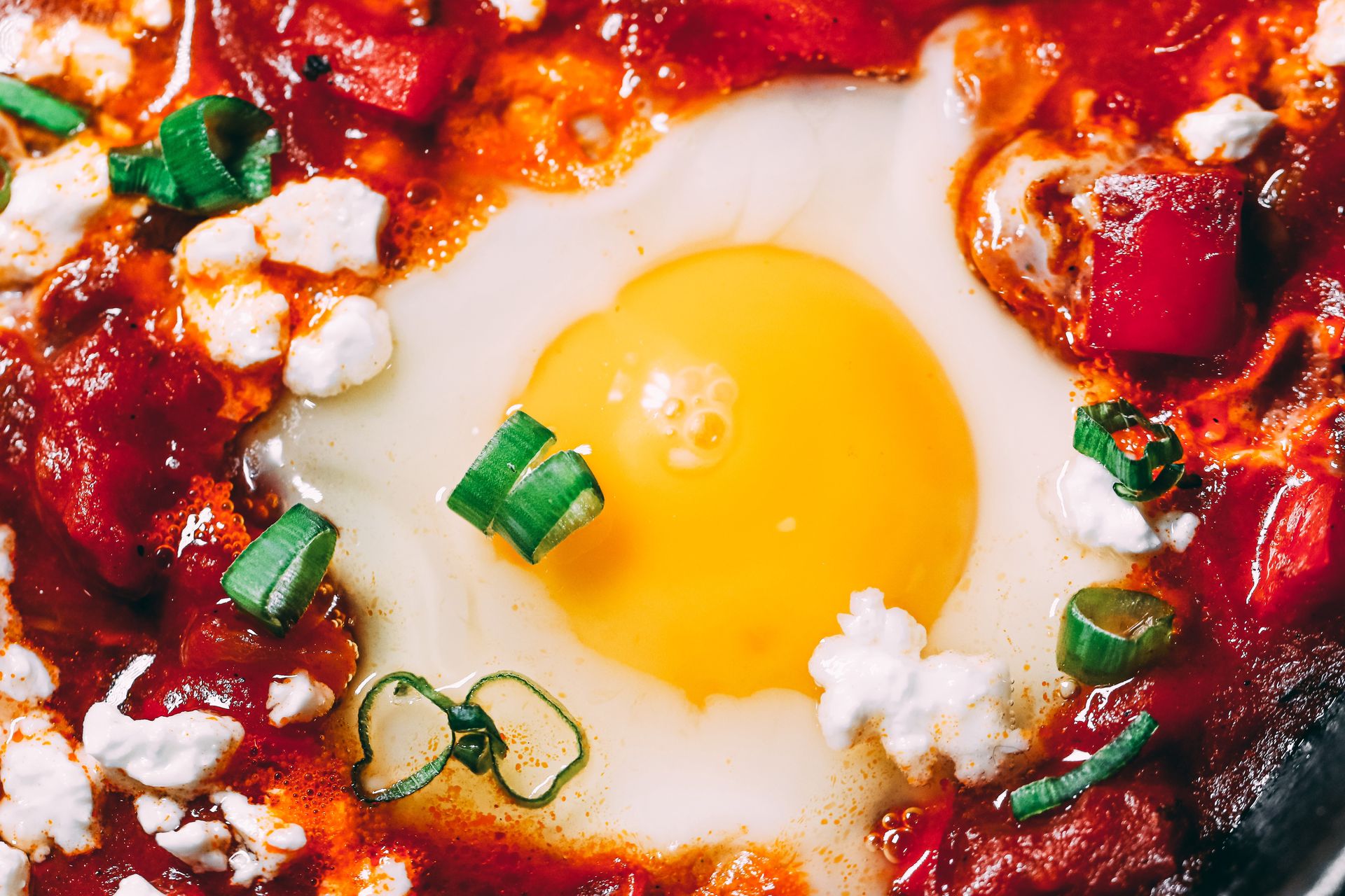 Gdy mam dość jajecznicy, robię taką szakszukę. Każdy chwali