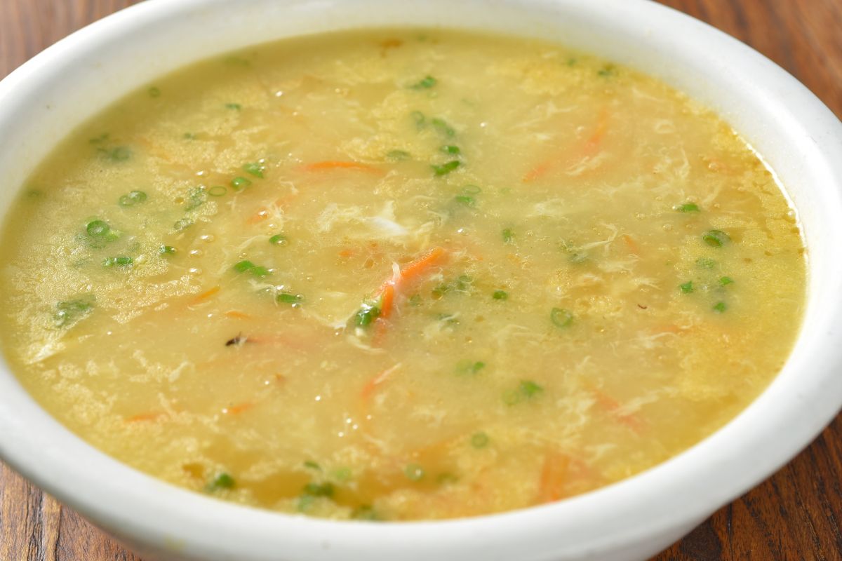 Małpi rosół to hit z PRL. Ta zupa powstaje z tanich składników i jest łagodna dla żołądka