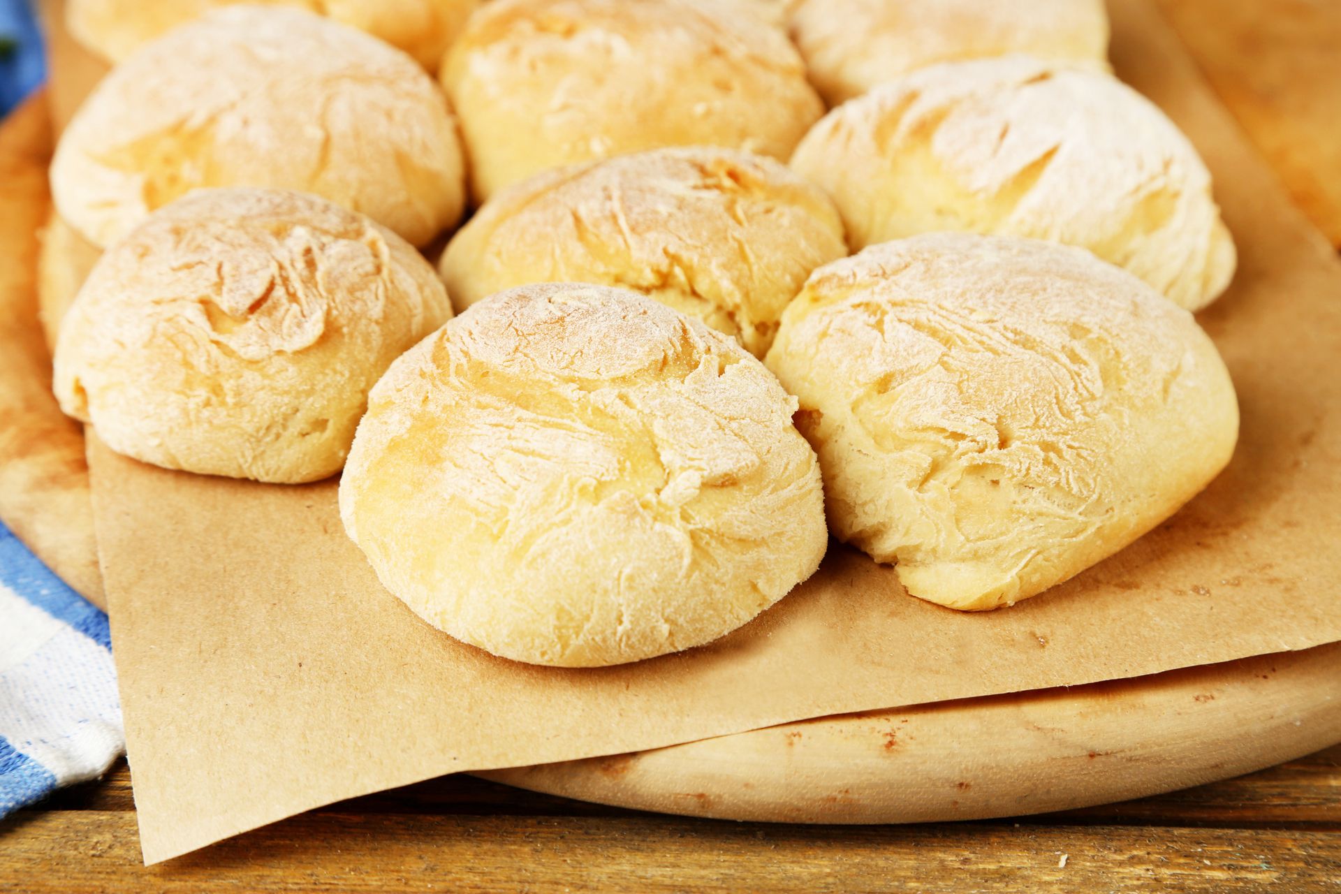 Szybkie bułeczki twarogowe bez drożdży. Mają dużo białka i sycą na długo