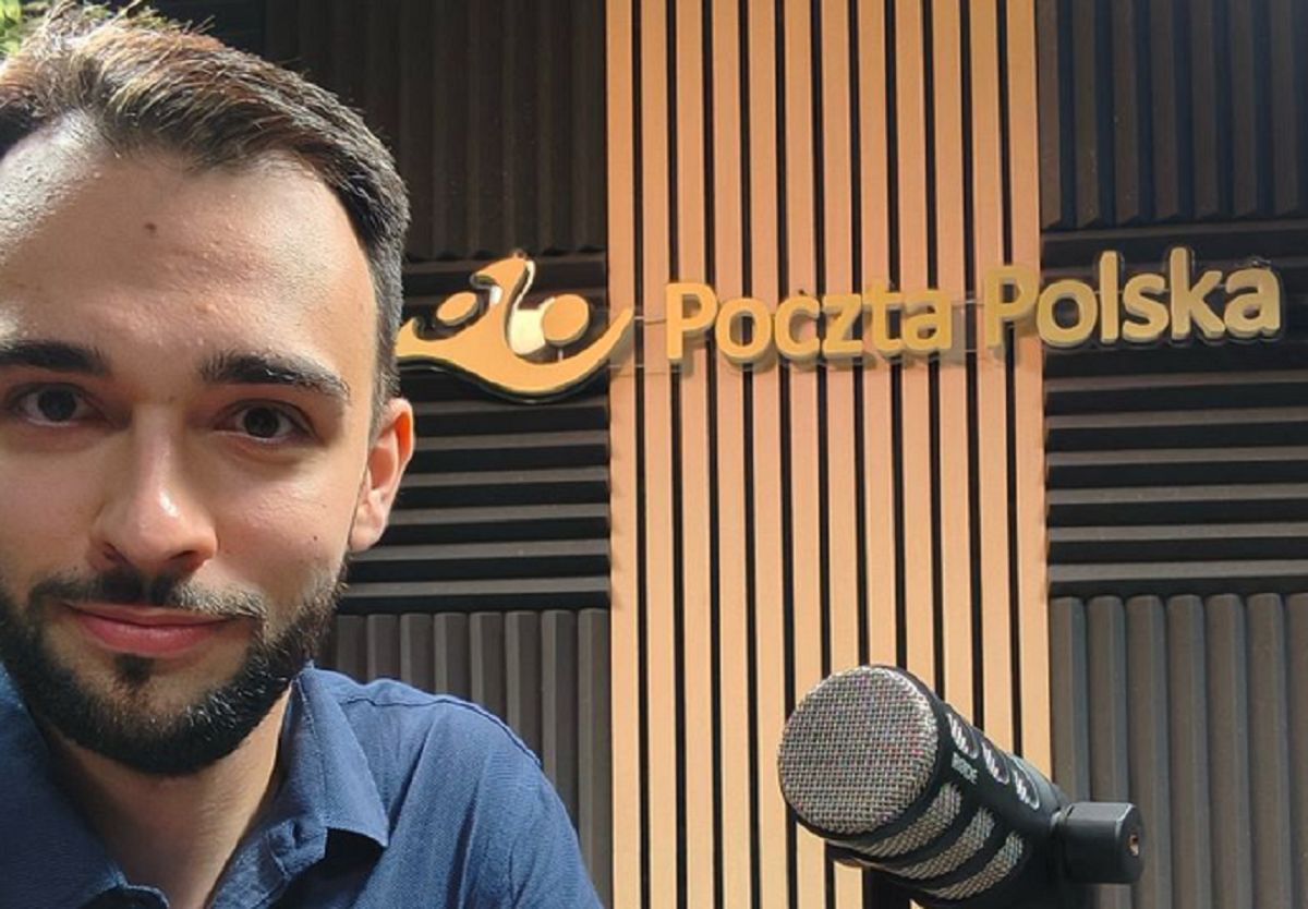 Artur Ryszkiewicz w biurze komunikacji Poczty Polskiej