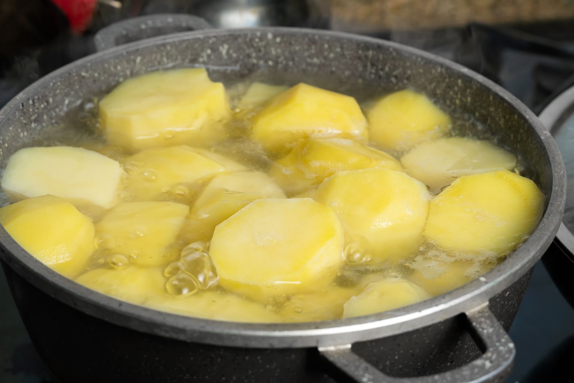 Ziemniaki ugotują się w mgnieniu oka. Wystarczy jeden dodatek z kuchennej szafki