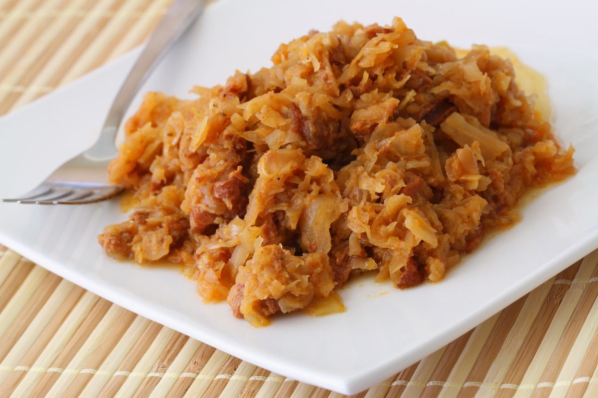 Taki bigos serwowano w barach w latach 80. Dwa składniki od razu rzucają się w oczy