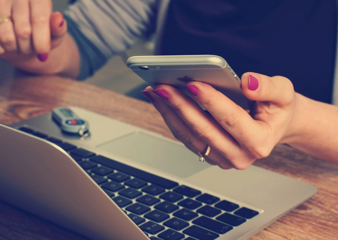 WhatsApp przed serwisami Polsatu i Interii, Temu dalej w dół. Oto wyniki w polskim internecie