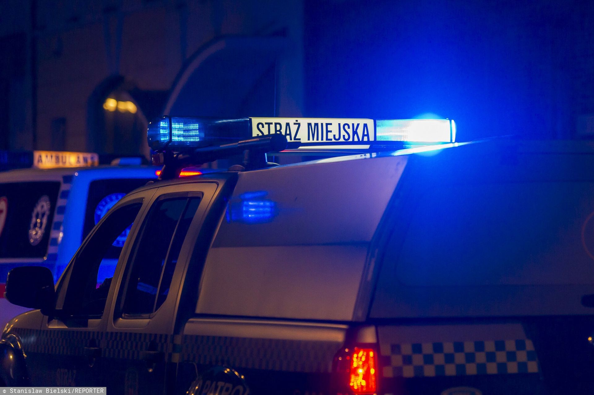 Dostrzegli 16-latka śpiącego na schodach. "Silna woń alkoholu"