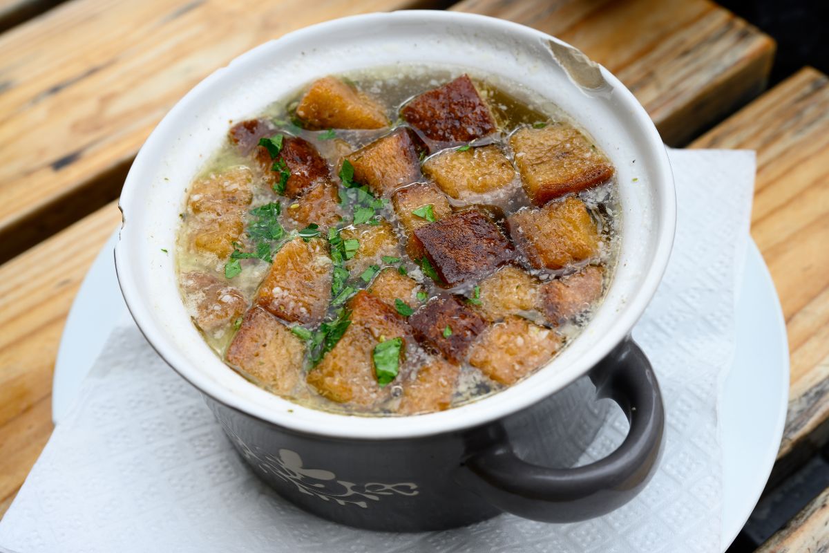 Ta zupa to postrach pierwszej randki. Zimą wspiera odporność i rozgrzewa