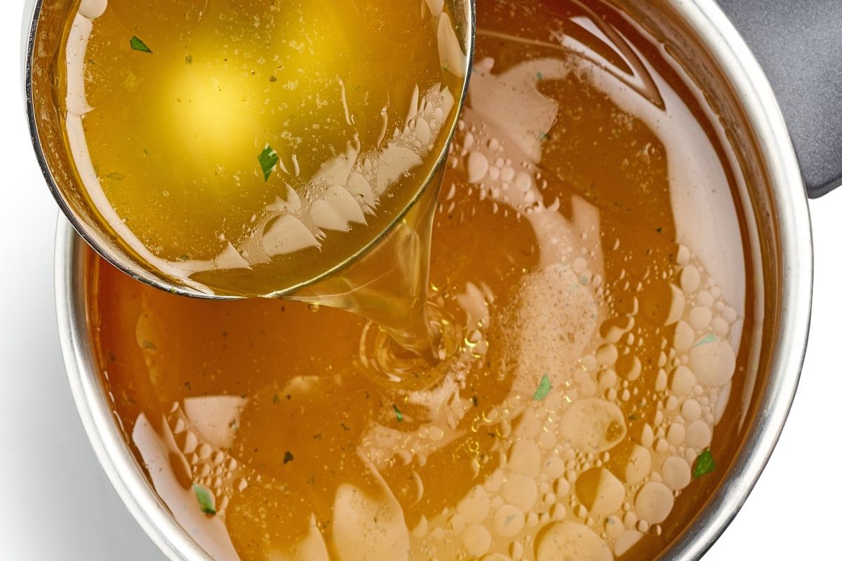 Dodaję łyżeczkę do rosołu. Zupa nabiera wyrazistego smaku i przepięknego koloru