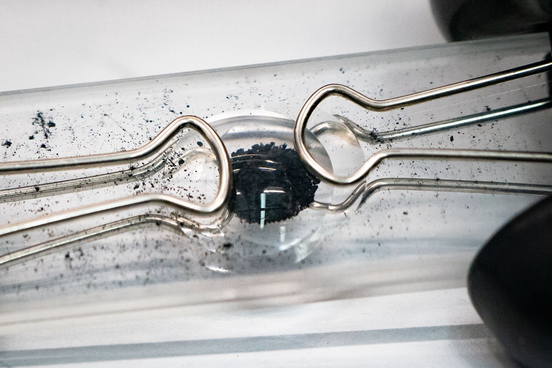 Nietypowy związek w próbce z planetoidy. To składnik hormonu szczęścia