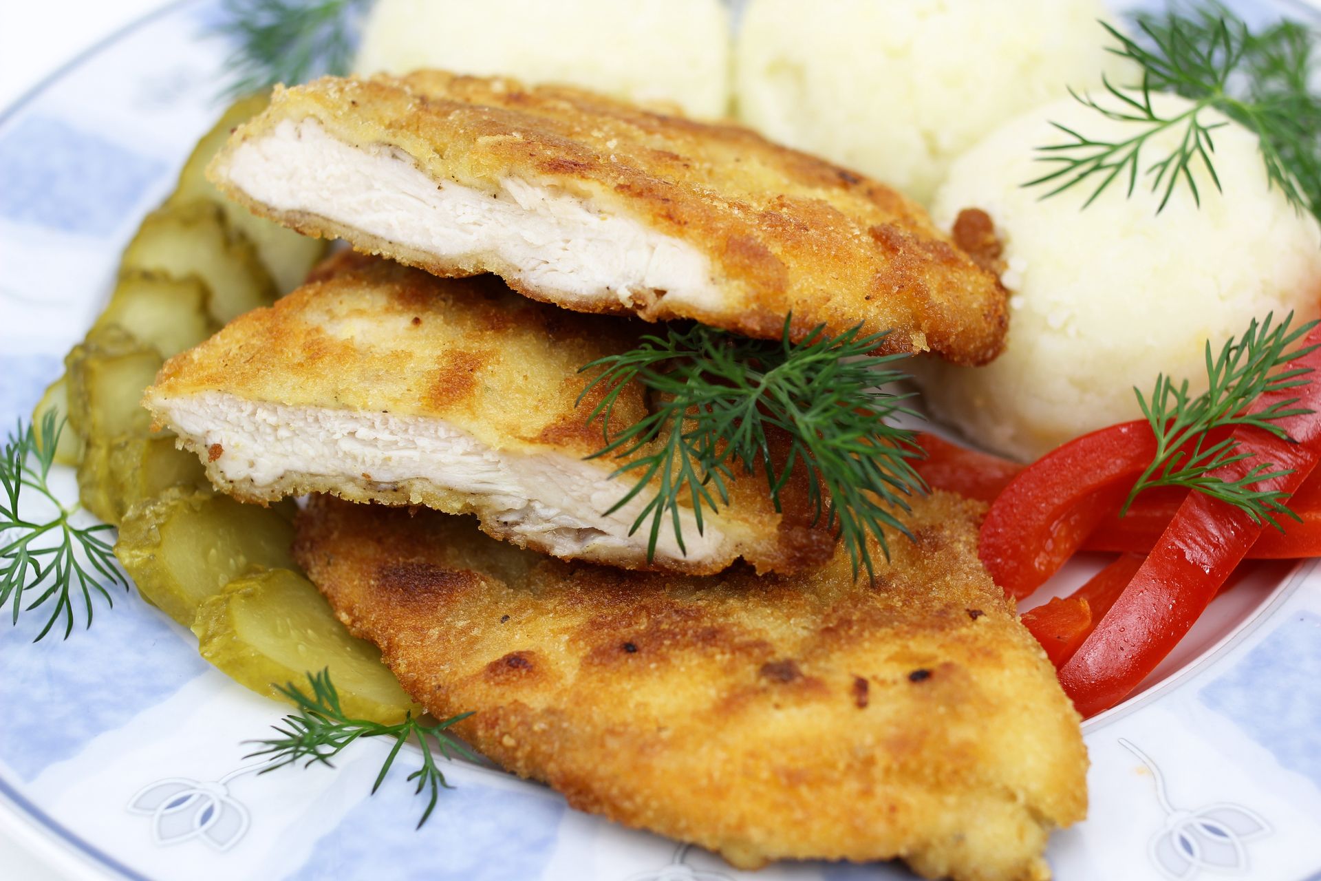 Kurczaka wrzucam do marynaty ziołowo-jogurtowej. Mięso staje się kruche i soczyste