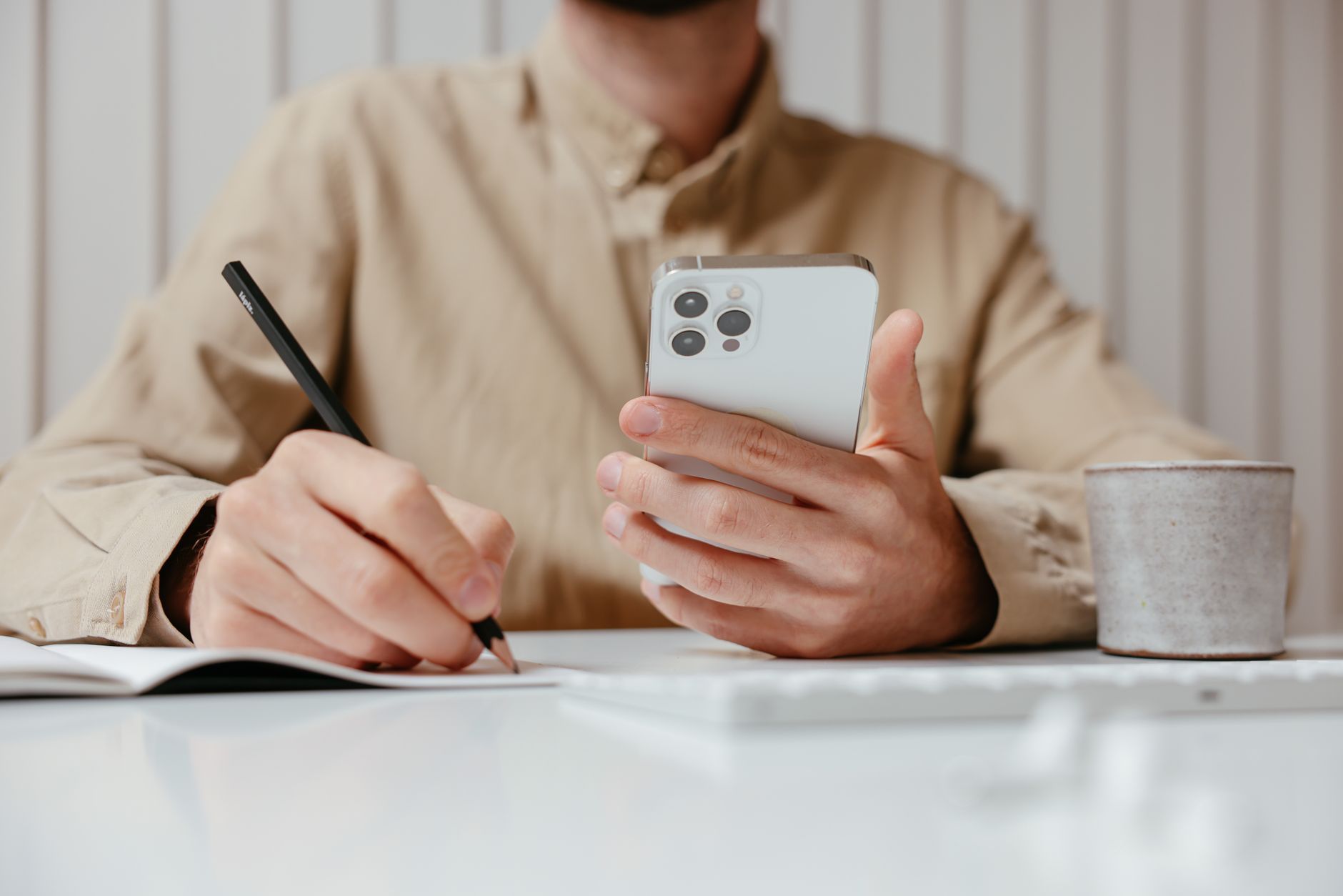 Nowoczesny telefon w pracy mobilnej - jak usprawnić codzienne zadania