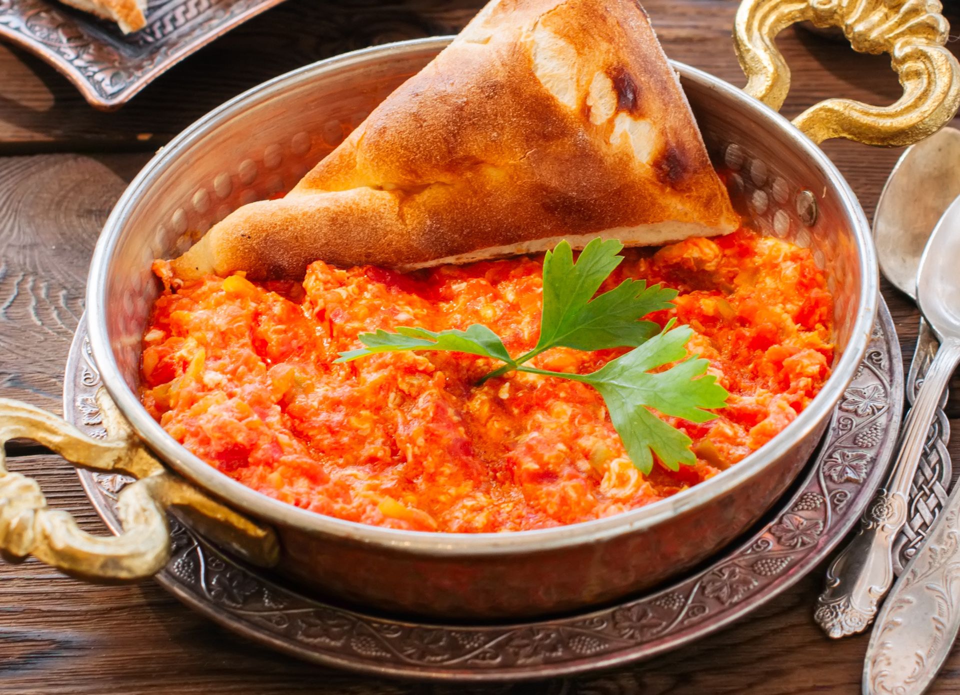 Jajecznica po bałkańsku jest puszysta i aromatyczna. Po prostu palce lizać!