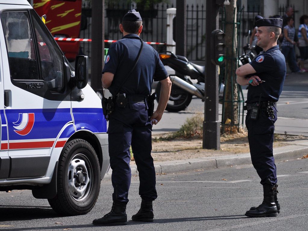 Godzina policyjna we Francji. Miasta podejmują stanowcze kroki