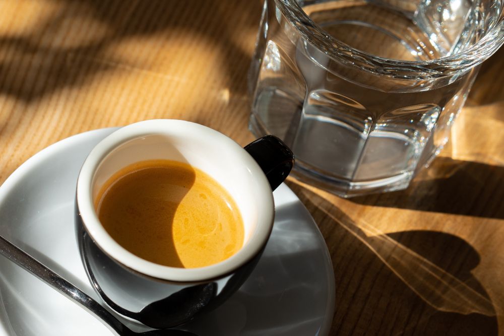 Co zrobić ze szklanką wody do espresso? Wiele osób nie ma pojęcia