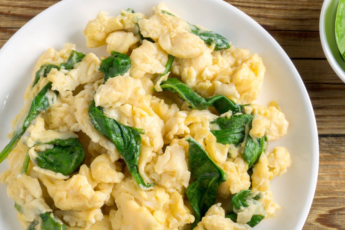 Starłam kiedyś do jajecznicy na próbę. Teraz zawsze tak robię, bo jest smaczniejsza i bardziej sycąca