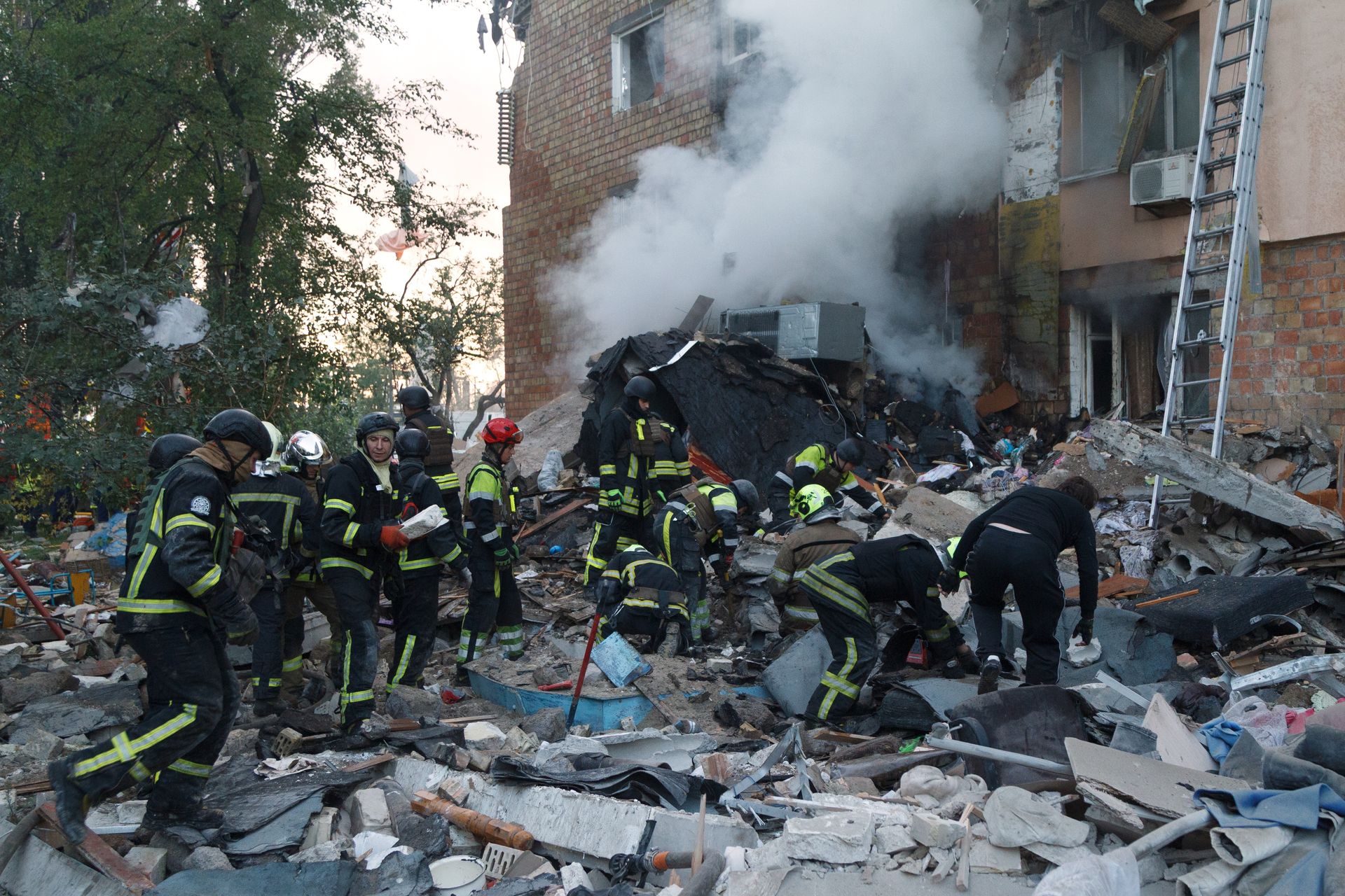 Działo się w nocy. Wciąż trwa akcja po rosyjskim ataku na Kijów