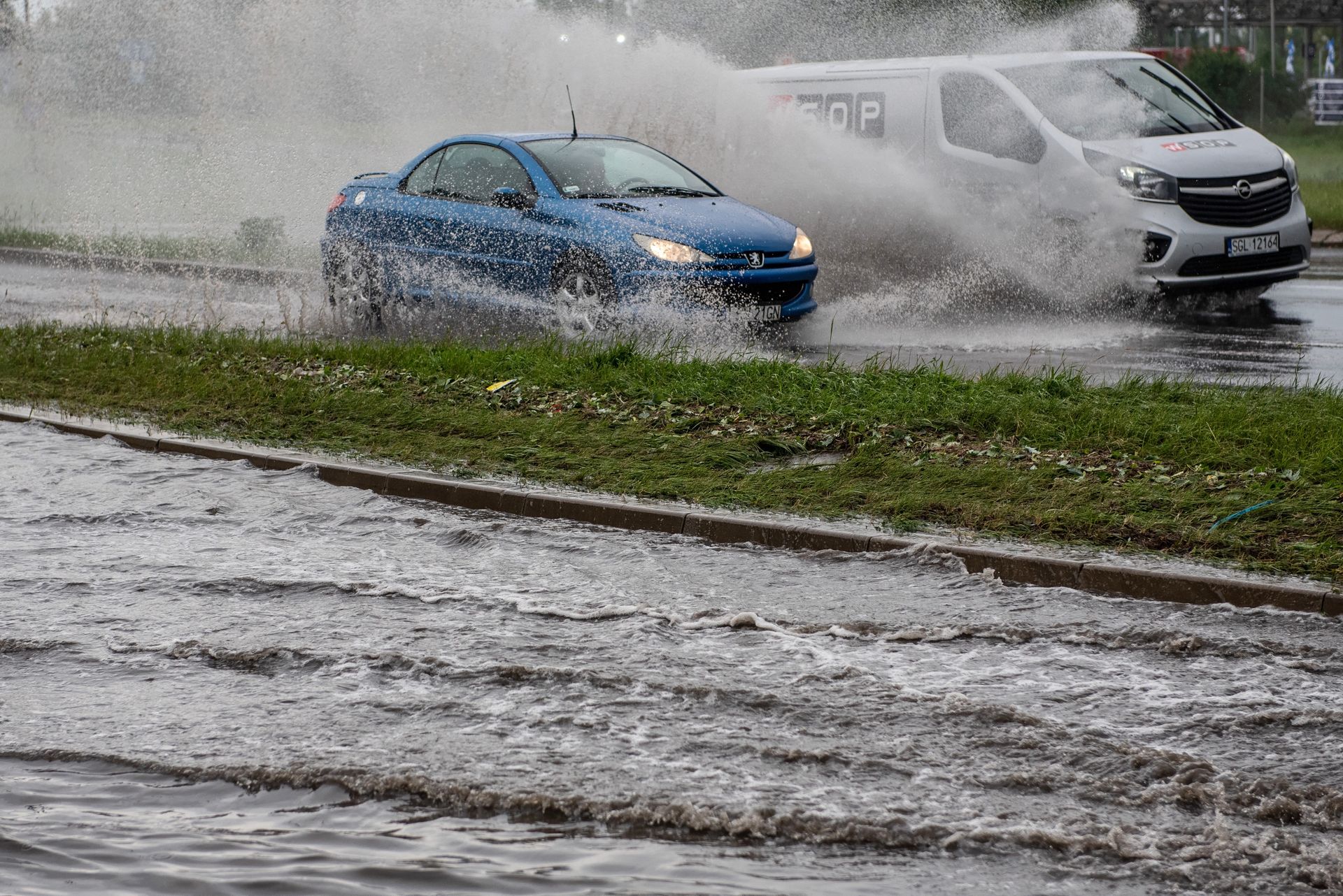 Zapowiadane ulewy i burze. "Sytuacja zmienia się dynamicznie"