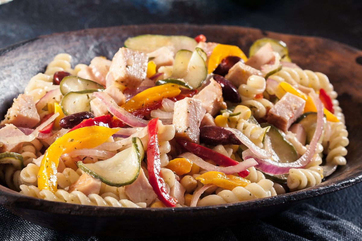 Robię co roku na Boże Narodzenie. Ta królewska sałatka znika ze stołu szybciej niż jarzynowa