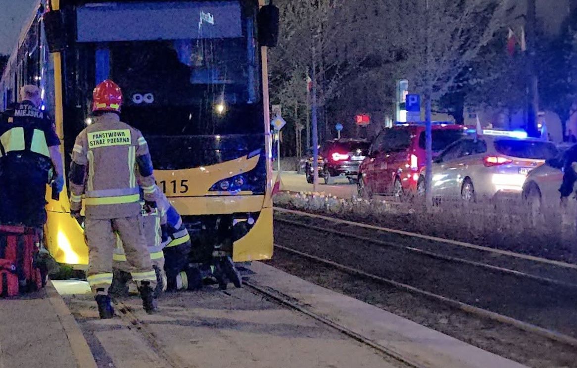 Problemy komunikacyjne w Warszawie. Wykoleił się tramwaj