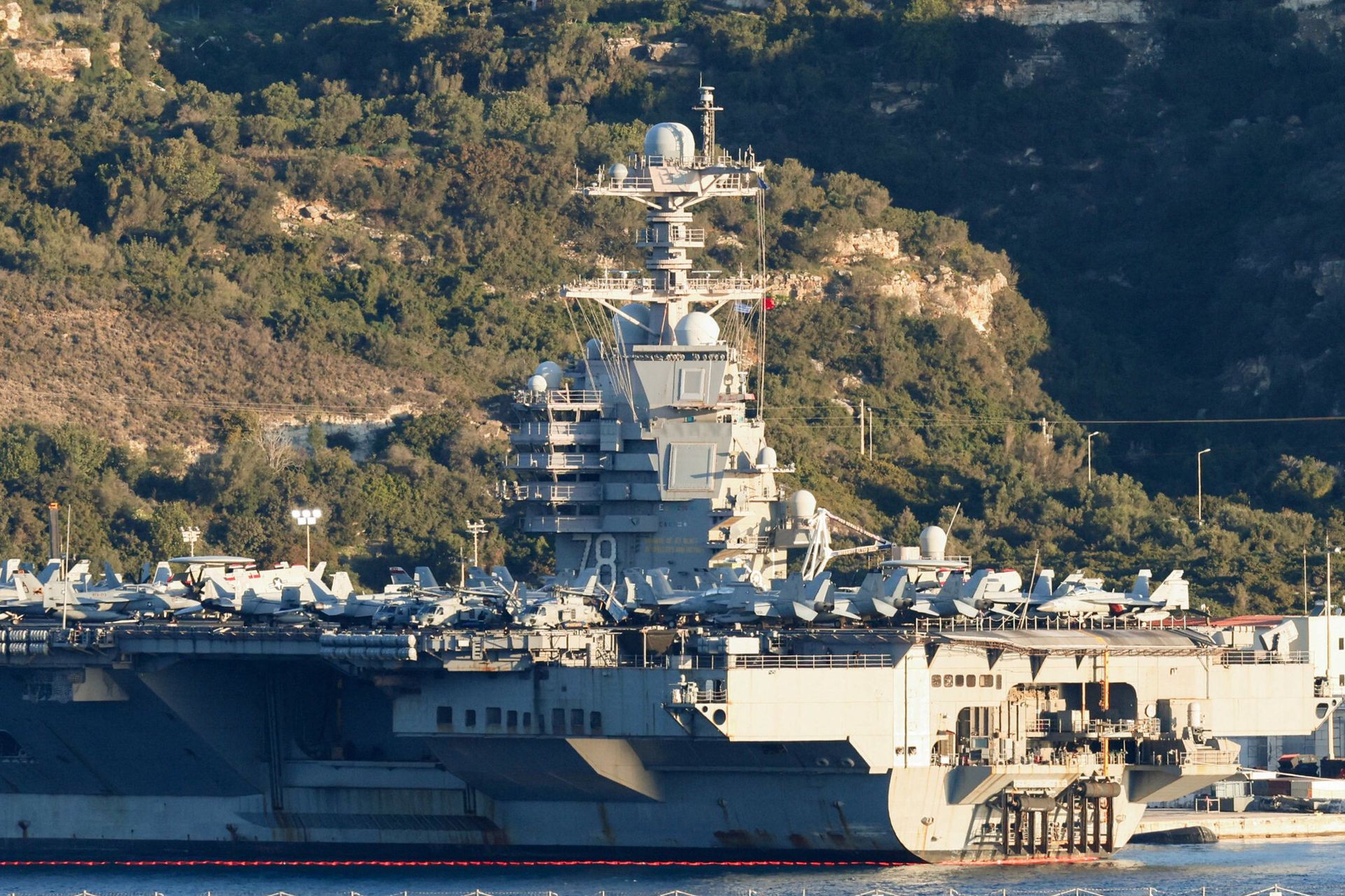 Awaria lotniskowca USA na Bliskim Wschodzie. Zbliża się do Iranu