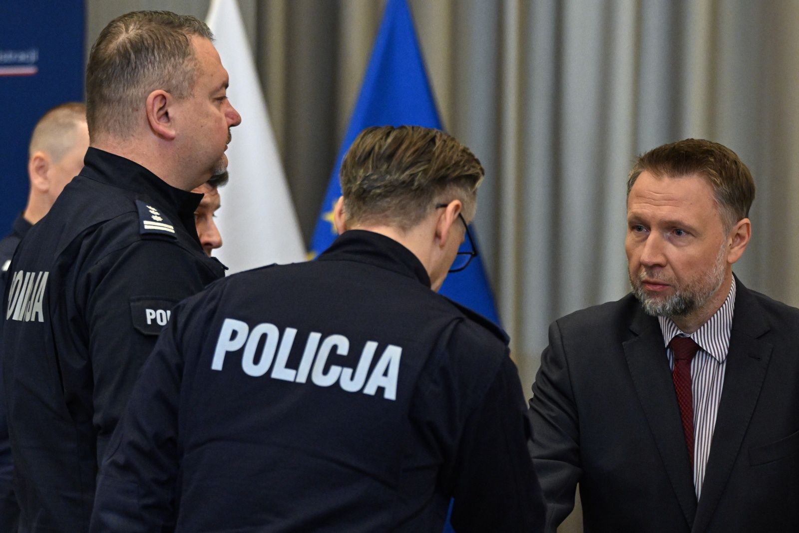 To nie koniec. MSWiA ogłasza. Policja zostanie w szkołach