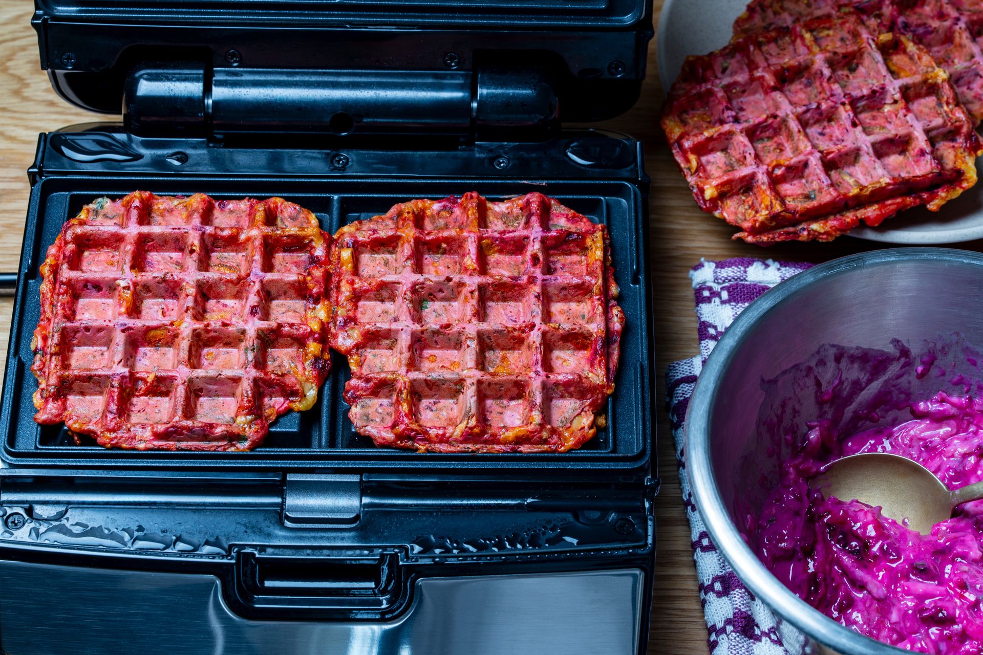 Zamiast do surówki, ścieram na gofry. Sprytny sposób na porcję warzyw na kolację