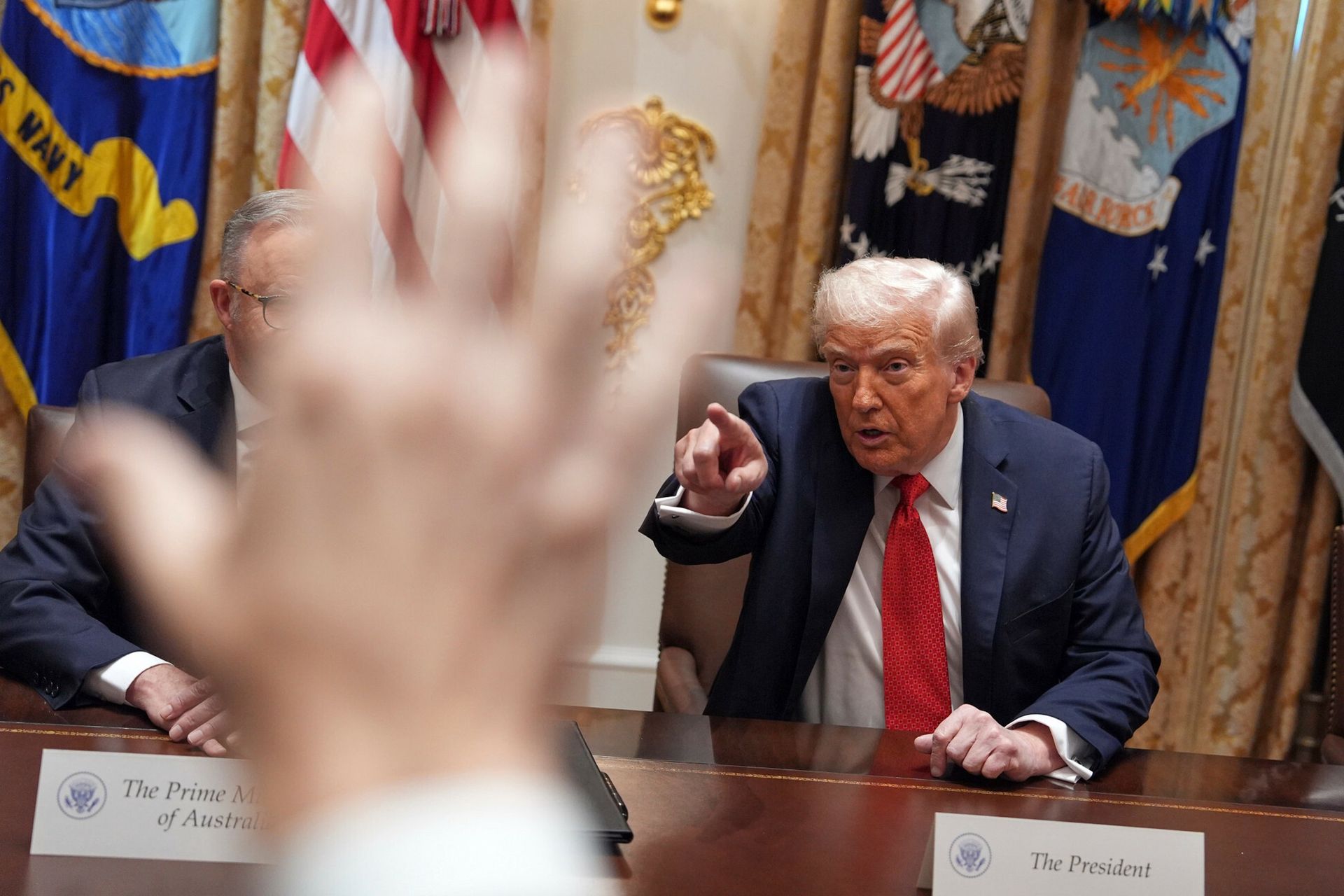 Plastry na rękach Trumpa. Biały Dom przekonuje, iż to od uścisków dłoni