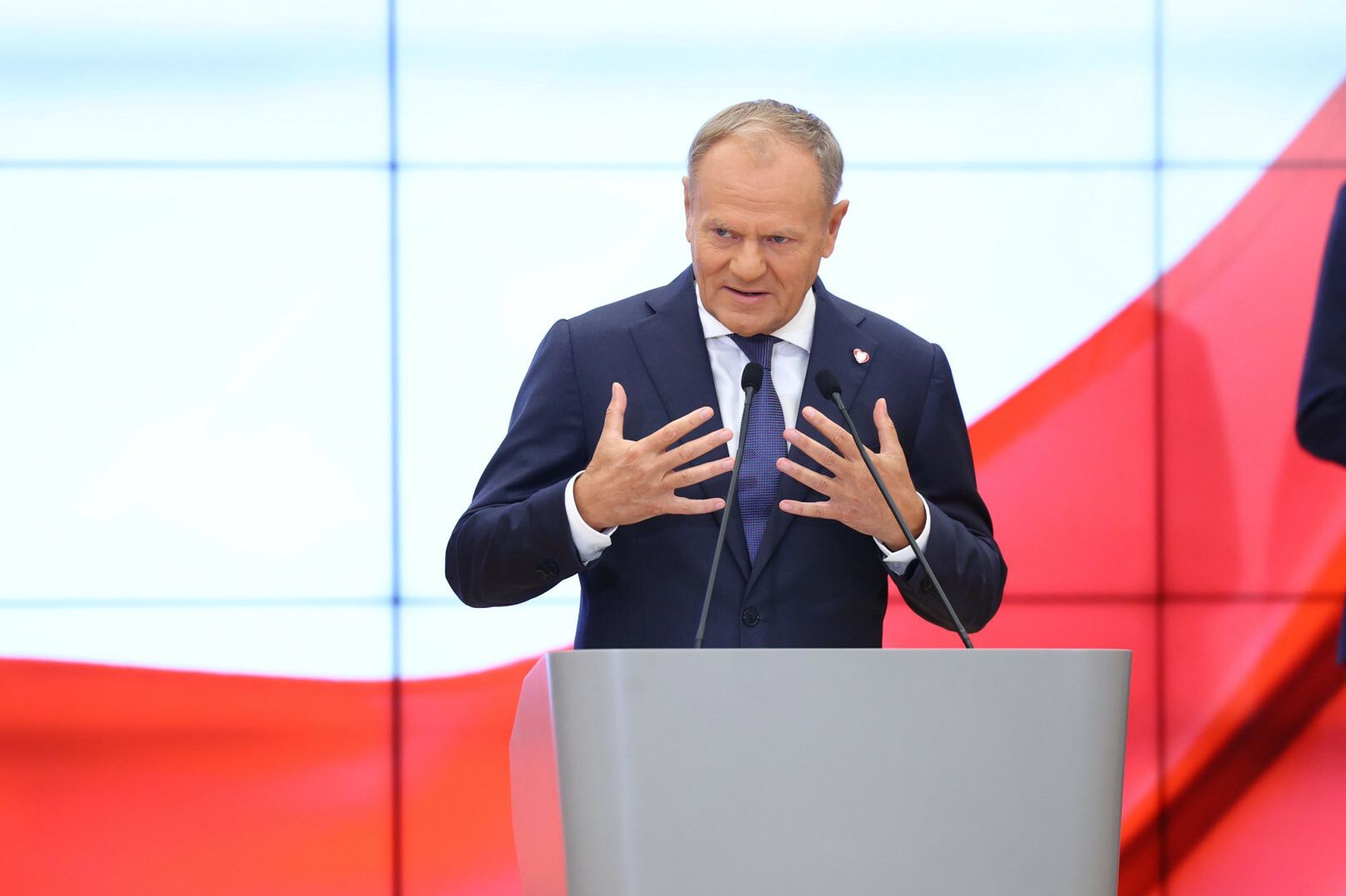 Donald Tusk pocieszał wyborców. Ekspert wskazał istotny moment: "Nie był przekonany, czy da radę"