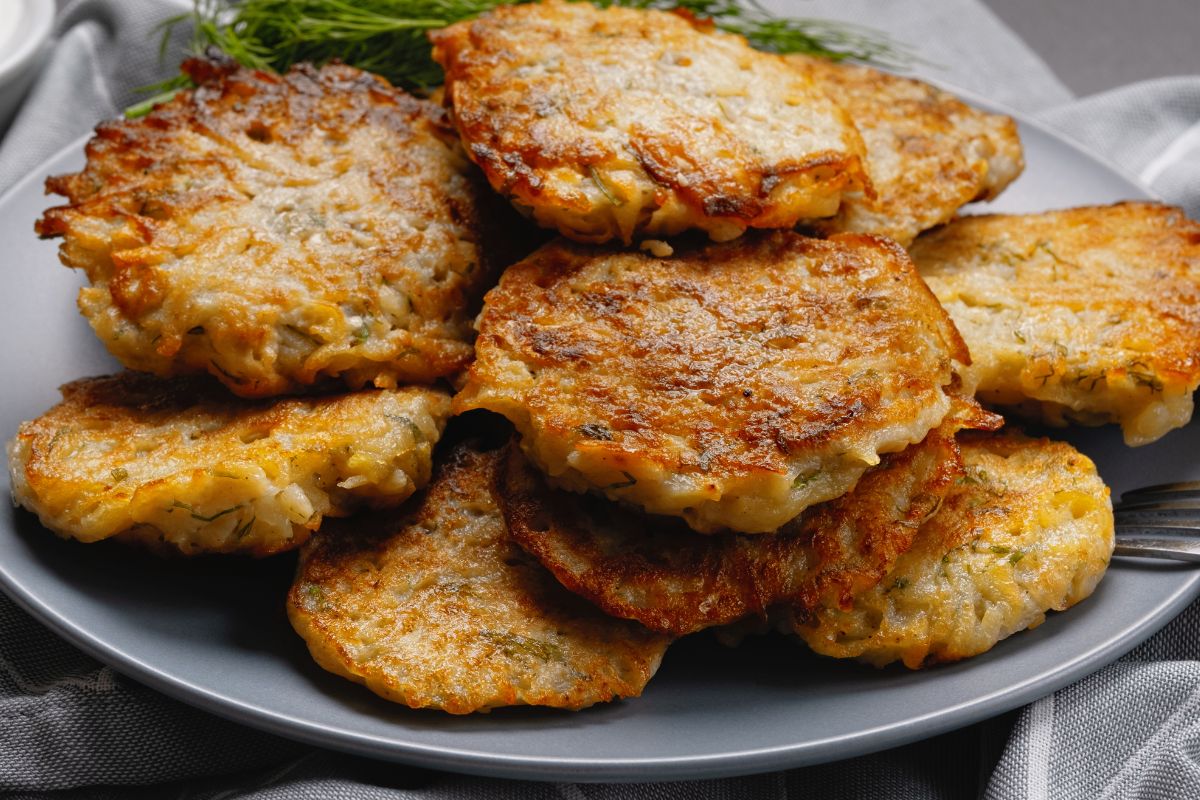 Kotlety mielone robię po chłopsku. Są jeszcze smaczniejsze i bardziej soczyste niż zwykłe